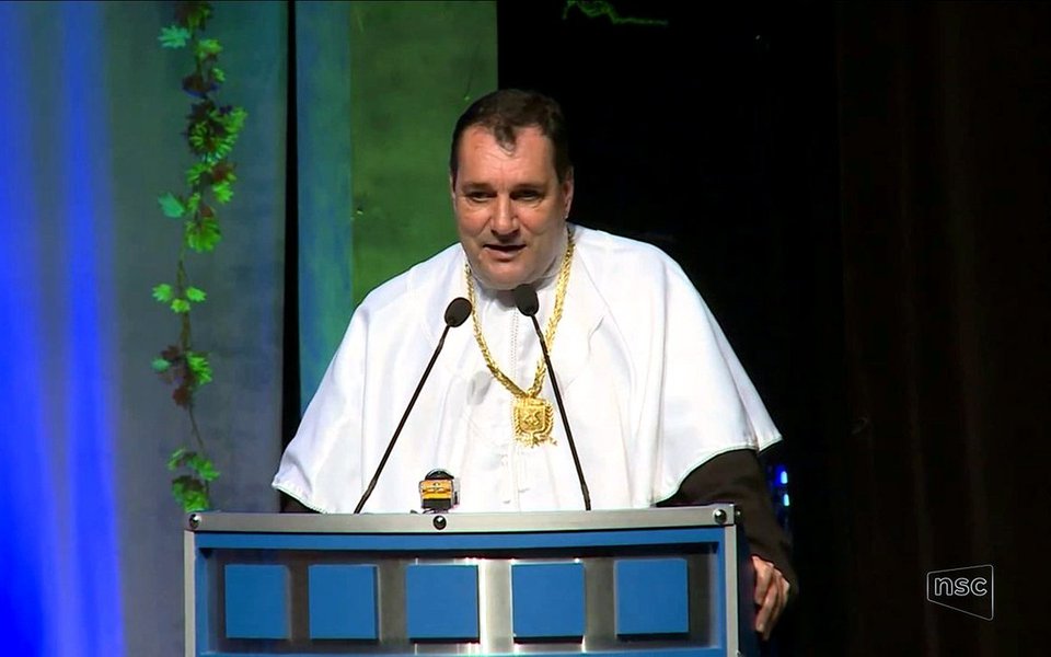 Ao celebrar missa em homenagem ao reitor Luiz Carlos Cancellier, alvo da Operação Ouvidos Moucos da PF e que se matou na semana passada, o padre William Barbosa Vianna fez uma denúncia espantosa: ele e outro religioso foram impedidos ao menos quatro vezes pela Polícia Federal de oferecer apoio ao reitor, que foi preso, algemado nu, submetido a exame interno vexatório e encarcerado sem processo judicial. Segundo o padre, a Polícia Federal também proibiu a Pastoral Carcerária de visitá-lo no dia da prisão, em 14 de setembro (Foto: Paulo Emílio) Ao celebrar missa em homenagem ao reitor Luiz Carlos Cancellier, alvo da Operação Ouvidos Moucos da PF e que se matou na semana passada, o padre William Barbosa Vianna fez uma denúncia espantosa: ele e outro religioso foram impedidos ao menos quatro vezes pela Polícia Federal de oferecer apoio ao reitor, que foi preso, algemado nu, submetido a exame interno vexatório e encarcerado sem processo judicial. Segundo o padre, a Polícia Federal também proibiu a Pastoral Carcerária de visitá-lo no dia da prisão, em 14 de setembro