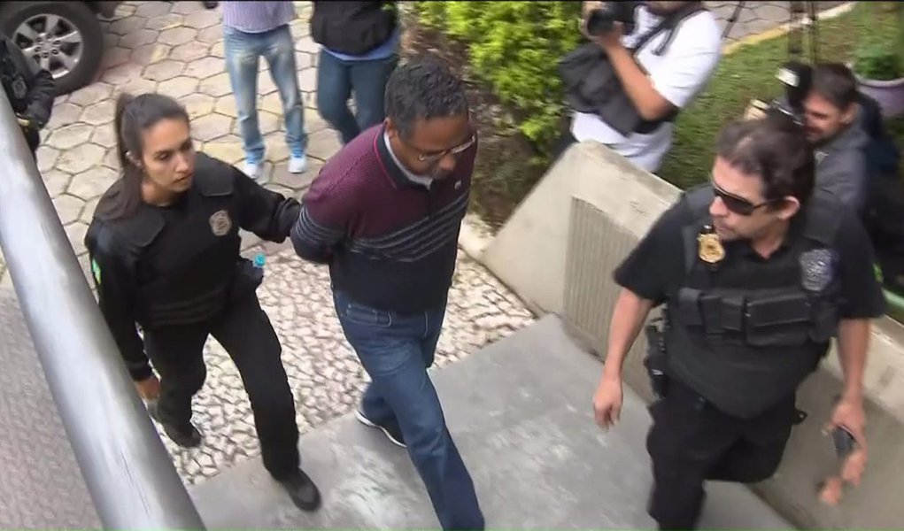 O ex-gerente da Petrobras Roberto Gonçalves foi condenado, nesta segunda-feira (25), a 15 anos e dois meses de prisão, em nova sentença da Operação Lava Jato; segundo a condenação, ele recebeu propina nas obras do Complexo Petroquímico do Rio de Janeiro (Comperj); Gonçalves foi o sucessor de Pedro Barusco na gerência de Serviços da estatal, entre 2011 e 2012; ele estava preso preventivamente há seis meses; segundo a acusação, ele teria recebido US$ 3 milhões (cerca de R$ 9 milhões no câmbio atual) em vantagens indevidas em contas na Suíça (Foto: Aquiles Lins) O ex-gerente da Petrobras Roberto Gonçalves foi condenado, nesta segunda-feira (25), a 15 anos e dois meses de prisão, em nova sentença da Operação Lava Jato; segundo a condenação, ele recebeu propina nas obras do Complexo Petroquímico do Rio de Janeiro (Comperj); Gonçalves foi o sucessor de Pedro Barusco na gerência de Serviços da estatal, entre 2011 e 2012; ele estava preso preventivamente há seis meses; segundo a acusação, ele teria recebido US$ 3 milhões (cerca de R$ 9 milhões no câmbio atual) em vantagens indevidas em contas na Suíça