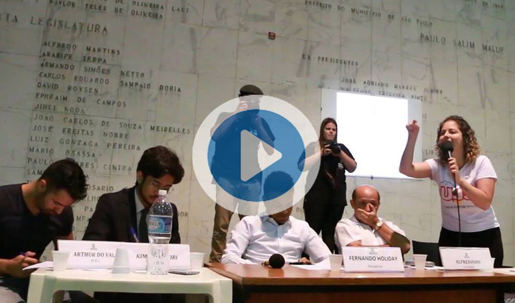 Em debate na Câmara dos Vereadores de São Paulo, a dirigente da União da Juventude Socialista, Carina Vitral, desmonta o discurso anti-estado do Movimento Brasil Livre; "O MBL adora mamar nas tetas do governo", disse Carina, ao mostrar que o MBL prefere se aproximar dos governos Temer e Alckmin a apoiar os movimentos que lutam por melhorias na Educação pública (Foto: Charles Nisz) Em debate na Câmara dos Vereadores de São Paulo, a dirigente da União da Juventude Socialista, Carina Vitral, desmonta o discurso anti-estado do Movimento Brasil Livre; "O MBL adora mamar nas tetas do governo", disse Carina, ao mostrar que o MBL prefere se aproximar dos governos Temer e Alckmin a apoiar os movimentos que lutam por melhorias na Educação pública