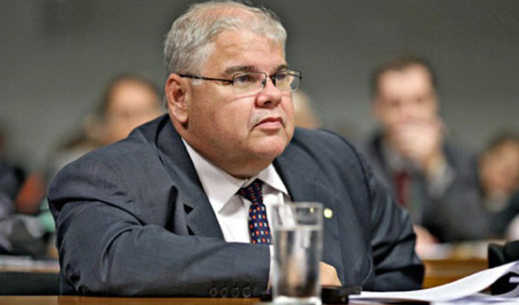 Dois dias depois de ter sido alvo de operação de busca e apreensão da Polícia Federal, o deputado federal Lúcio Vieira Lima (PMDB-BA), irmão do ex-ministro Geddel Vieira Lima, reapareceu na Câmara e afirmou que estava tranquilo e que nada de ilícito será encontrado no material apreendido; “Teve uma busca e apreensão, que é uma medida para investigação, que não quer dizer culpabilidade”, disse Lúcio; ele negou uma versão de que os R$ 51 milhões encontrados pela PF em um apartamento em Salvador são oriundos de herança familiar (Foto: Voney Malta) Dois dias depois de ter sido alvo de operação de busca e apreensão da Polícia Federal, o deputado federal Lúcio Vieira Lima (PMDB-BA), irmão do ex-ministro Geddel Vieira Lima, reapareceu na Câmara e afirmou que estava tranquilo e que nada de ilícito será encontrado no material apreendido; “Teve uma busca e apreensão, que é uma medida para investigação, que não quer dizer culpabilidade”, disse Lúcio; ele negou uma versão de que os R$ 51 milhões encontrados pela PF em um apartamento em Salvador são oriundos de herança familiar
