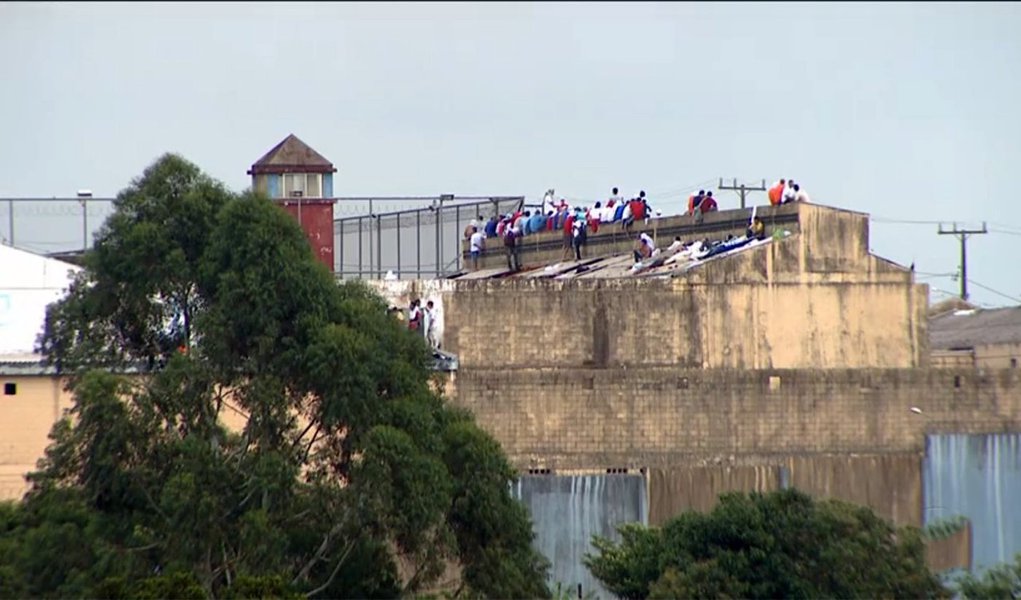 A rebelião na Penitenciária Estadual de Cascavel, no interior do Paraná, iniciada na semana passada e que resultou em uma morte, foi controlada; os presos que provocaram o motim serão mantidos na unidade e os detentos que não quiseram se envolver com a rebelião foram transferidos para outra unidade penitenciária da cidade, mas retornarão depois de concluída a etapa de verificação dos prejuízos ocasionados na estrutura e de outros procedimentos de segurança na penitenciária (Foto: Voney Malta) A rebelião na Penitenciária Estadual de Cascavel, no interior do Paraná, iniciada na semana passada e que resultou em uma morte, foi controlada; os presos que provocaram o motim serão mantidos na unidade e os detentos que não quiseram se envolver com a rebelião foram transferidos para outra unidade penitenciária da cidade, mas retornarão depois de concluída a etapa de verificação dos prejuízos ocasionados na estrutura e de outros procedimentos de segurança na penitenciária