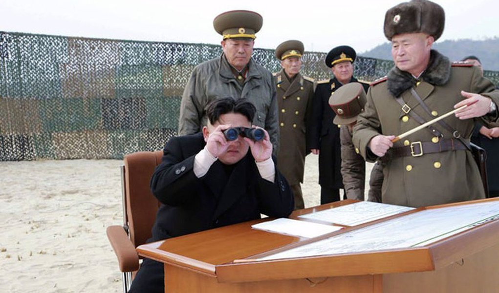 Coreia do Norte violou o acordo de armistício quando um de seus soldados cruzou a Linha de Demarcação Militar, a fronteira entre as duas Coreias, em perseguição a um soldado que desertou para a Coreia do Sul no dia 13 de novembro, afirmou o Comando da ONU em Seul; Comando divulgou imagens do incidente nas quais um soldado norte-coreano é visto cruzando a linha de demarcação por alguns segundos, enquanto outros atiravam contra o desertor, à medida que ele corria para o lado sul-coreano da fronteira (Foto: Paulo Emílio) Coreia do Norte violou o acordo de armistício quando um de seus soldados cruzou a Linha de Demarcação Militar, a fronteira entre as duas Coreias, em perseguição a um soldado que desertou para a Coreia do Sul no dia 13 de novembro, afirmou o Comando da ONU em Seul; Comando divulgou imagens do incidente nas quais um soldado norte-coreano é visto cruzando a linha de demarcação por alguns segundos, enquanto outros atiravam contra o desertor, à medida que ele corria para o lado sul-coreano da fronteira
