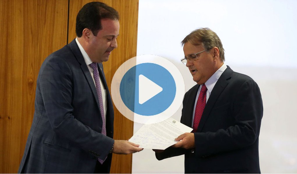 "Lugar de bandido não é em Sergipe. Bandido bom é bandido morto. E aqui em Sergipe nós vamos mostrar que é possível fazer segurança de verdade", discursou o deputado André Moura (PSC-SE), líder de Michel Temer no Congresso, durante solenidade em Sergipe; Moura é réu em três ações penais no STF por formação de quadrilha e crimes de responsabilidade, e investigado pelos mesmos crimes e também por peculato, fraude de licitações, desvio de recursos públicos e até tentativa de homicídio; na foto, Moura entrega uma carta de apoio ao então ministro Geddel Vieira Lima, após a descoberta do bunker com R$ 51 milhões (Foto: Aquiles Lins) "Lugar de bandido não é em Sergipe. Bandido bom é bandido morto. E aqui em Sergipe nós vamos mostrar que é possível fazer segurança de verdade", discursou o deputado André Moura (PSC-SE), líder de Michel Temer no Congresso, durante solenidade em Sergipe; Moura é réu em três ações penais no STF por formação de quadrilha e crimes de responsabilidade, e investigado pelos mesmos crimes e também por peculato, fraude de licitações, desvio de recursos públicos e até tentativa de homicídio; na foto, Moura entrega uma carta de apoio ao então ministro Geddel Vieira Lima, após a descoberta do bunker com R$ 51 milhões