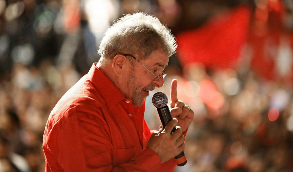 Ex-presidente Luiz Inácio Lula da Silva voltou a cobrar que os responsáveis pela Operação Lava Jato peçam desculpas pelas "mentiras" feitas contra ele; "Quem está pior que eu é o pessoal da Lava Jato, que contou mentiras ao meu respeito. A Polícia Federal da Lava Jato mentiu, o Ministério Público mentiu e o juiz aceitou as mentiras e está me julgando e me condenando por coisas que eu não fiz. Eles é que estão com problemas de explicar para a opinião pública que eu não cometi o crime que eles gostariam que eu tivesse cometido. Eu já provei minha inocência. Agora cabe a eles ter coragem e me pedir desculpas, desculpas à sociedade brasileira com o que estão fazendo neste país", disse (Foto: Paulo Emílio) Ex-presidente Luiz Inácio Lula da Silva voltou a cobrar que os responsáveis pela Operação Lava Jato peçam desculpas pelas "mentiras" feitas contra ele; "Quem está pior que eu é o pessoal da Lava Jato, que contou mentiras ao meu respeito. A Polícia Federal da Lava Jato mentiu, o Ministério Público mentiu e o juiz aceitou as mentiras e está me julgando e me condenando por coisas que eu não fiz. Eles é que estão com problemas de explicar para a opinião pública que eu não cometi o crime que eles gostariam que eu tivesse cometido. Eu já provei minha inocência. Agora cabe a eles ter coragem e me pedir desculpas, desculpas à sociedade brasileira com o que estão fazendo neste país", disse