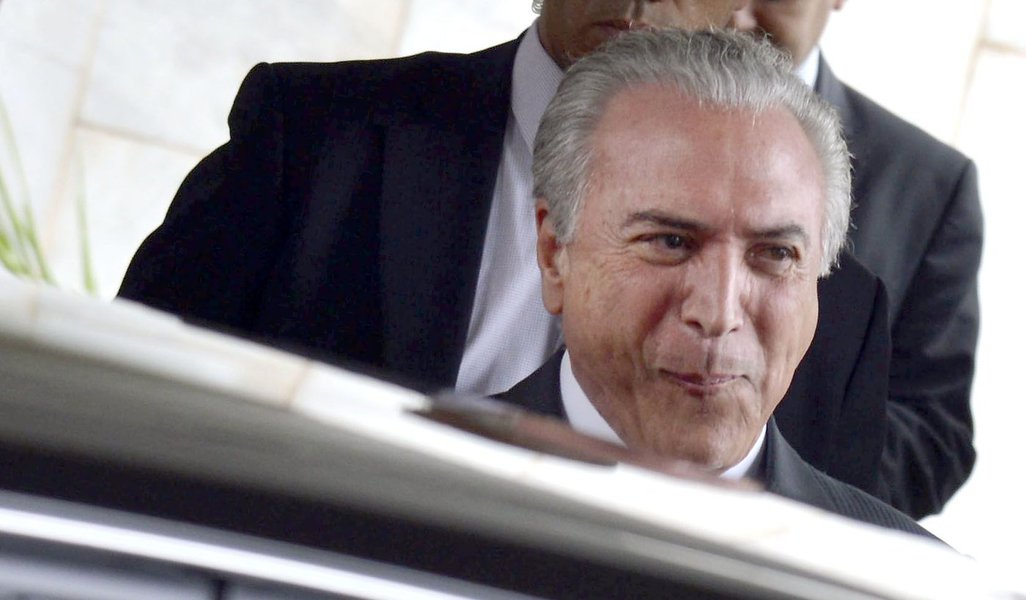 Se na votação da primeira denúncia contra o presidente Michel Temer a bancada federal de Alagoas deu quatro votos ao peemedebista, na segunda denúncia o número pode aumentar para cinco; Ronaldo Lessa (PDT), JHC (PSB), Carimbão (PHS) e Paulão (PT) prometem votar a favor do recebimento da denúncia; já Pedro Vilela (PSDB) e Cícero Almeida (PMDB) não revelaram suas posições; mas Arthur Lira (PP), Marx Beltrão (PMDB), ministro do Turismo, e Maurício Quintella (PR), ministro dos Transportes, devem engrossar o coro dos parlamentares que podem ajudar o presidente, acusado de organização criminosa e obstrução de Justiça pelo Ministério Público Federal (Foto: Voney Malta) Se na votação da primeira denúncia contra o presidente Michel Temer a bancada federal de Alagoas deu quatro votos ao peemedebista, na segunda denúncia o número pode aumentar para cinco; Ronaldo Lessa (PDT), JHC (PSB), Carimbão (PHS) e Paulão (PT) prometem votar a favor do recebimento da denúncia; já Pedro Vilela (PSDB) e Cícero Almeida (PMDB) não revelaram suas posições; mas Arthur Lira (PP), Marx Beltrão (PMDB), ministro do Turismo, e Maurício Quintella (PR), ministro dos Transportes, devem engrossar o coro dos parlamentares que podem ajudar o presidente, acusado de organização criminosa e obstrução de Justiça pelo Ministério Público Federal