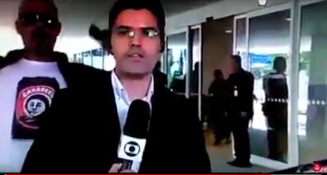 Um homem gritou duas vezes 'Globo lixo' neste sábado em transmissão ao vivo do Jornal Hoje na frente do hospital Sírio Libanês, em São Paulo, onde Michel Temer fez um cateterismo; o repórter, que pede 'um momento por favor', falava sobre o estado de saúde do peemedebista (Foto: Romulo Faro) Um homem gritou duas vezes 'Globo lixo' neste sábado em transmissão ao vivo do Jornal Hoje na frente do hospital Sírio Libanês, em São Paulo, onde Michel Temer fez um cateterismo; o repórter, que pede 'um momento por favor', falava sobre o estado de saúde do peemedebista