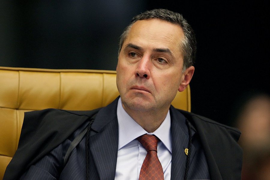 "Embora não o expresse, ainda, abertamente, (o ministro do STF) Barroso vai tentar fazer passar um dispositivo fantástico para aventureiros e oportunistas de todo tipo, abolindo a exigência de filiação partidária para candidaturas", diz Fernando Brito, do Tijolaço; "Teremos, quem sabe, o Partido do Rico, o Partido da Televisão, o Partido do Pastor e até o PC, o Partido da Celebridade, na medida para o Luciano Huck se apresentar à Presidência da República" (Foto: Leonardo Lucena) "Embora não o expresse, ainda, abertamente, (o ministro do STF) Barroso vai tentar fazer passar um dispositivo fantástico para aventureiros e oportunistas de todo tipo, abolindo a exigência de filiação partidária para candidaturas", diz Fernando Brito, do Tijolaço; "Teremos, quem sabe, o Partido do Rico, o Partido da Televisão, o Partido do Pastor e até o PC, o Partido da Celebridade, na medida para o Luciano Huck se apresentar à Presidência da República"