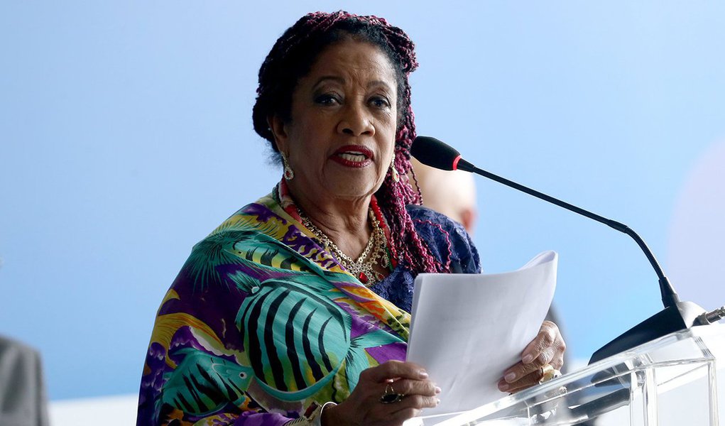Uma das primeiras juízas negras do Brasil e neta de uma mulher que foi escravizada, a ministra dos Direitos Humanos do governo Temer, Luislinda Valois, reagiu à portaria do Ministério do Trabalho que, a pedido da bancada ruralista, flexibilizou a fiscalização do trabalho escravo no Brasil; para ela, a mudança de regras "fere, mata, degola e destrói a lei da abolição da escravatura"; ela, porém, não criticou o responsável direto pela proposta, Michel Temer: "o presidente tem a palavra", disse; "Não tenho dúvidas de que ele saberá decidir" (Foto: Gisele Federicce) Uma das primeiras juízas negras do Brasil e neta de uma mulher que foi escravizada, a ministra dos Direitos Humanos do governo Temer, Luislinda Valois, reagiu à portaria do Ministério do Trabalho que, a pedido da bancada ruralista, flexibilizou a fiscalização do trabalho escravo no Brasil; para ela, a mudança de regras "fere, mata, degola e destrói a lei da abolição da escravatura"; ela, porém, não criticou o responsável direto pela proposta, Michel Temer: "o presidente tem a palavra", disse; "Não tenho dúvidas de que ele saberá decidir"