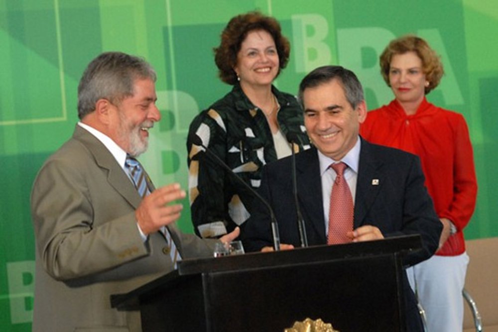 O teólogo e escritor Leonardo Boff saiu em defesa do ex-ministro Gilberto Carvalho, que se tornou réu junto com o ex-presidente Lula em ação penal relacionada à MP 471, que descentralizou a produção de automóveis no País; "Sempre foi um homem pobre. Comprou um pequeno sítio perto de Brasília com o resultado da venda de um apartamento que possuía em São Paulo. Faz gusto de ver como trata com cuidado ecológico as galinhas que lhe dão ovos para toda a família, as plantas frutíferas e cada pé de milho. Nunca se aproveitou do alto cargo de ocupou na República", diz Boff; "Acompanhou o ex-Presidente em todos os momentos de realizações e tribulações pelas quais passou. No cargo desempenhou-se sempre com discrição e com grande sentido de equidade" (Foto: Leonardo Boff) O teólogo e escritor Leonardo Boff saiu em defesa do ex-ministro Gilberto Carvalho, que se tornou réu junto com o ex-presidente Lula em ação penal relacionada à MP 471, que descentralizou a produção de automóveis no País; "Sempre foi um homem pobre. Comprou um pequeno sítio perto de Brasília com o resultado da venda de um apartamento que possuía em São Paulo. Faz gusto de ver como trata com cuidado ecológico as galinhas que lhe dão ovos para toda a família, as plantas frutíferas e cada pé de milho. Nunca se aproveitou do alto cargo de ocupou na República", diz Boff; "Acompanhou o ex-Presidente em todos os momentos de realizações e tribulações pelas quais passou. No cargo desempenhou-se sempre com discrição e com grande sentido de equidade"