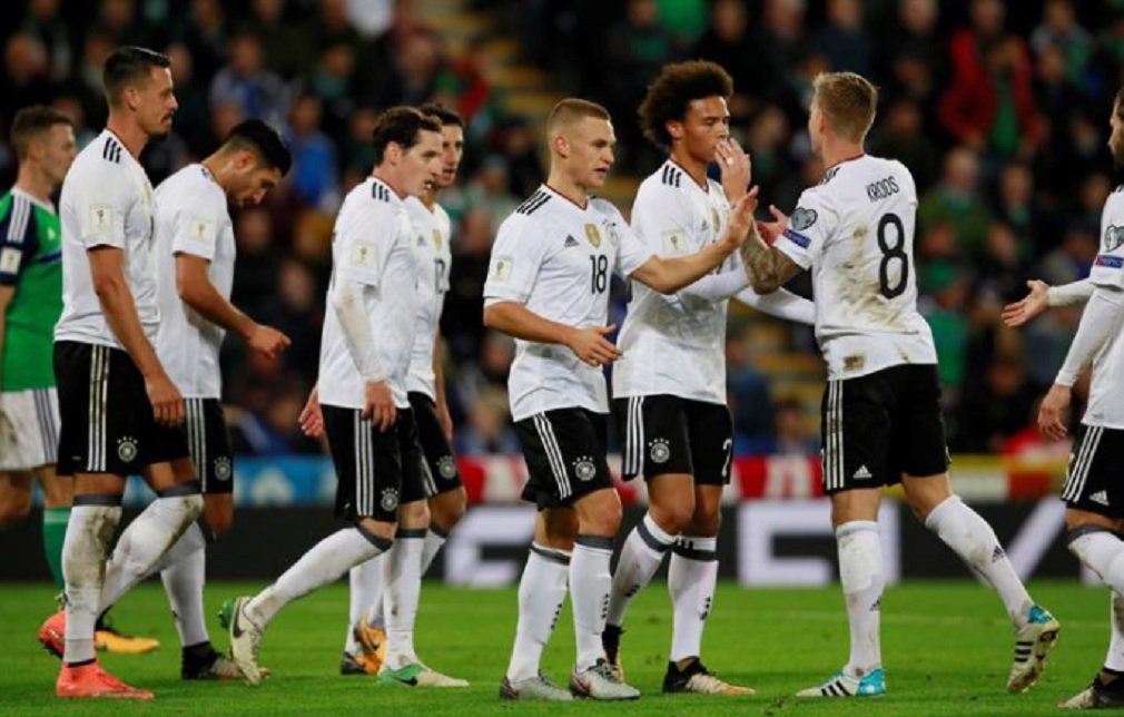 A atual campeã mundial, Alemanha, e a Inglaterra garantiram vaga na Copa do Mundo de 2018, que será disputada na Rússia; os alemães se classificaram com uma vitória por 3 x 1 sobre a Irlanda do Norte no Grupo C, enquanto os ingleses derrotaram a Eslovênia por 1 x 0 graças a um gol nos acréscimos do capitão Harry Kane no Grupo F (Foto: José Barbacena) A atual campeã mundial, Alemanha, e a Inglaterra garantiram vaga na Copa do Mundo de 2018, que será disputada na Rússia; os alemães se classificaram com uma vitória por 3 x 1 sobre a Irlanda do Norte no Grupo C, enquanto os ingleses derrotaram a Eslovênia por 1 x 0 graças a um gol nos acréscimos do capitão Harry Kane no Grupo F