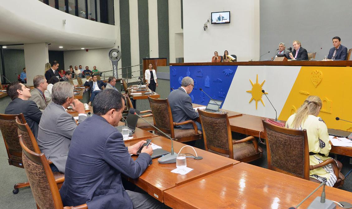 Assembléia Legislativa deixou fora da pauta de votações desta semana pelo menos duas importantes Medidas Provisórias, de interesse do Governo do Estado, no que está soando uma possível retaliação ao atraso no pagamento do duodécimo devido ao Legislativo e ao não pagamento de emendas; as medidas estariam vencidas desde a semana passada mas ainda seria possível uma manobra para salvá-las (Foto: Aquiles Lins) Assembléia Legislativa deixou fora da pauta de votações desta semana pelo menos duas importantes Medidas Provisórias, de interesse do Governo do Estado, no que está soando uma possível retaliação ao atraso no pagamento do duodécimo devido ao Legislativo e ao não pagamento de emendas; as medidas estariam vencidas desde a semana passada mas ainda seria possível uma manobra para salvá-las