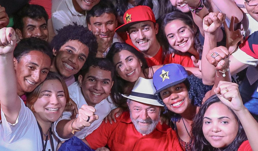 "Uma eleição não é uma disputa entre divindades, mas sim entre projetos de desenvolvimento. É isso, apenas isso, que explica o desempenho de Lula nas pesquisa – e não nenhum tipo de fanatismo religioso", diz o jornalista Leonardo Attuch, editor do 247, em artigo publicado na revista Nordeste; "O argumento do ex-ministro serve apenas à construção de um mito: o de que os eleitores de Lula, líder em todas as pesquisas sobre sucessão presidencial, seriam cegos, fanáticos ou ignorantes" (Foto: Leonardo Attuch) "Uma eleição não é uma disputa entre divindades, mas sim entre projetos de desenvolvimento. É isso, apenas isso, que explica o desempenho de Lula nas pesquisa – e não nenhum tipo de fanatismo religioso", diz o jornalista Leonardo Attuch, editor do 247, em artigo publicado na revista Nordeste; "O argumento do ex-ministro serve apenas à construção de um mito: o de que os eleitores de Lula, líder em todas as pesquisas sobre sucessão presidencial, seriam cegos, fanáticos ou ignorantes"