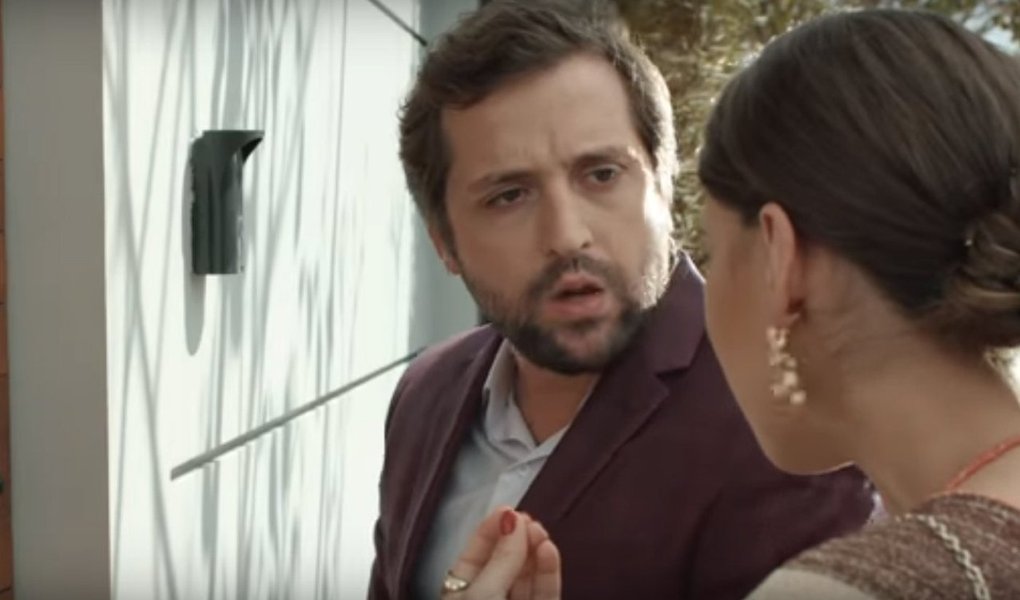 Os humoristas do "Porta dos Fundos" lançaram um vídeo no qual eles ironizam a vida na alta sociedade pós Operação Lava Jato; um casal chega numa festa e ao aguardar o anfitrião abrir a porta, a esposa diz ao marido que alguns termos estão "proibidos" de serem mencionados por estarem ligados à Operação Lava Jato - um dos donos da casa está preso na Penitenciária da Papuda (Foto: Charles Nisz) Os humoristas do "Porta dos Fundos" lançaram um vídeo no qual eles ironizam a vida na alta sociedade pós Operação Lava Jato; um casal chega numa festa e ao aguardar o anfitrião abrir a porta, a esposa diz ao marido que alguns termos estão "proibidos" de serem mencionados por estarem ligados à Operação Lava Jato - um dos donos da casa está preso na Penitenciária da Papuda