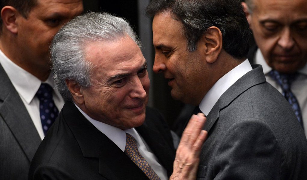 Faltando poucas horas para o PSDB realizar uma reunião visando definir se a legenda ficará ao lado do governo na votação da reforma da Previdência, Michel Temer, encontrou-se com o senador tucano Aécio Neves (PSDB-MG) e pediu apoio para aprovar a proposta; nesta linha, para não desagradar o PSDB, Temer já teria adiantado que uma refirma ministerial que deverá ser efetuada em dezembro não alcançará os tucanos que ocupam cargos de segundo e terceiro escalão (Foto: Paulo Emílio) Faltando poucas horas para o PSDB realizar uma reunião visando definir se a legenda ficará ao lado do governo na votação da reforma da Previdência, Michel Temer, encontrou-se com o senador tucano Aécio Neves (PSDB-MG) e pediu apoio para aprovar a proposta; nesta linha, para não desagradar o PSDB, Temer já teria adiantado que uma refirma ministerial que deverá ser efetuada em dezembro não alcançará os tucanos que ocupam cargos de segundo e terceiro escalão