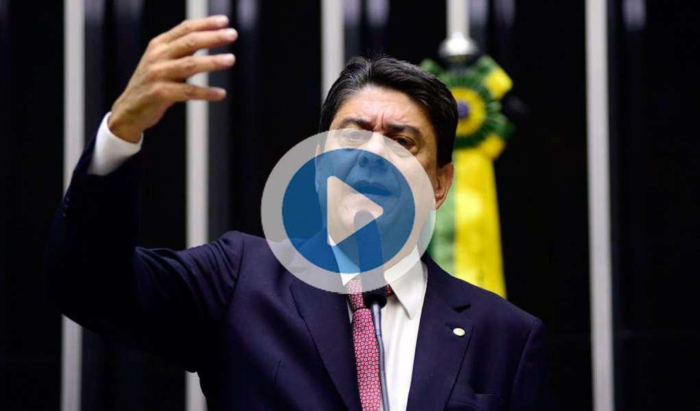 Deputado federal Wadih Damous (PT-RJ) defende campanha pela absolvição de quatro juízes que foram denunciados ao CNJ por participarem de manifestações contra o impeachment de Dilma Rousseff; "O que mais existe no Brasil hoje é juiz falando sobre tudo e sobre todos, falando dentro dos autos, falando fora dos autos, emitindo opinião em processos que vão julgar", diz; "Esse João Otávio Noronha, o corregedor que pede a punição aos juízes, se manifestou por diversas vezes, ofereceu almoço a Michel Temer", lembra o parlamentar; "Vamos denunciar isso aos quatro ventos" (Foto: Paulo Emílio) Deputado federal Wadih Damous (PT-RJ) defende campanha pela absolvição de quatro juízes que foram denunciados ao CNJ por participarem de manifestações contra o impeachment de Dilma Rousseff; "O que mais existe no Brasil hoje é juiz falando sobre tudo e sobre todos, falando dentro dos autos, falando fora dos autos, emitindo opinião em processos que vão julgar", diz; "Esse João Otávio Noronha, o corregedor que pede a punição aos juízes, se manifestou por diversas vezes, ofereceu almoço a Michel Temer", lembra o parlamentar; "Vamos denunciar isso aos quatro ventos"