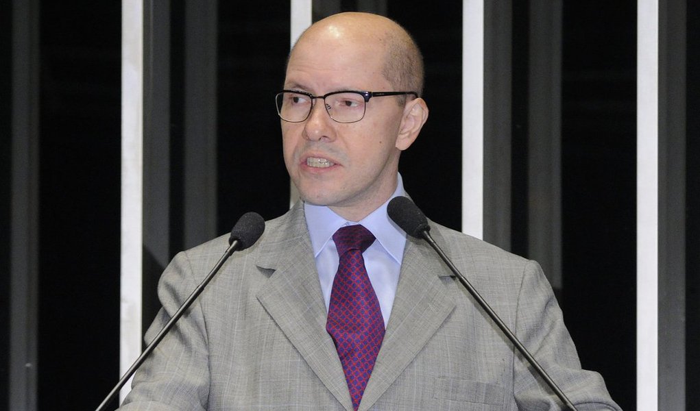 O ex-senador Demóstenes Torres já conversou com alguns senadores sobre o seu desejo de entrar com um pedido de anistia no Senado Federal; ele foi cassado em 2012 pelo Senado e está inelegível até 2027; mas como foi inocentado em processos que respondia em Goiás, planeja o pedido de anistia, voltar a ser ficha limpa e disputar a eleição de 2018 (Foto: Voney Malta) O ex-senador Demóstenes Torres já conversou com alguns senadores sobre o seu desejo de entrar com um pedido de anistia no Senado Federal; ele foi cassado em 2012 pelo Senado e está inelegível até 2027; mas como foi inocentado em processos que respondia em Goiás, planeja o pedido de anistia, voltar a ser ficha limpa e disputar a eleição de 2018