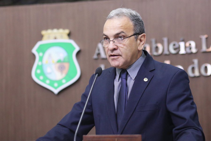 Em pronunciamento hoje, na Assembleia Legislativa, o deputado estadual Dr. Santana rebateu as acusações do Ministério Público de que teria beneficiado empresas com doações irregulares de terreno, quando de sua gestão à frente da Prefeitura e Juazeiro do Norte. Dr. Santana refutou todas as acusações e afirmou que sequer foi ouvido ou informado sobre a ação. O parlamentar destacou sus convicção ideológica em defesa do socialismo e por uma sociedade justa e solidária, anticapitalista. "Sou socialista por convicção ideológica e dedico a essa luta a minha vida. Não defendo a acumulação" (Foto: Fatima 247) Em pronunciamento hoje, na Assembleia Legislativa, o deputado estadual Dr. Santana rebateu as acusações do Ministério Público de que teria beneficiado empresas com doações irregulares de terreno, quando de sua gestão à frente da Prefeitura e Juazeiro do Norte. Dr. Santana refutou todas as acusações e afirmou que sequer foi ouvido ou informado sobre a ação. O parlamentar destacou sus convicção ideológica em defesa do socialismo e por uma sociedade justa e solidária, anticapitalista. "Sou socialista por convicção ideológica e dedico a essa luta a minha vida. Não defendo a acumulação"