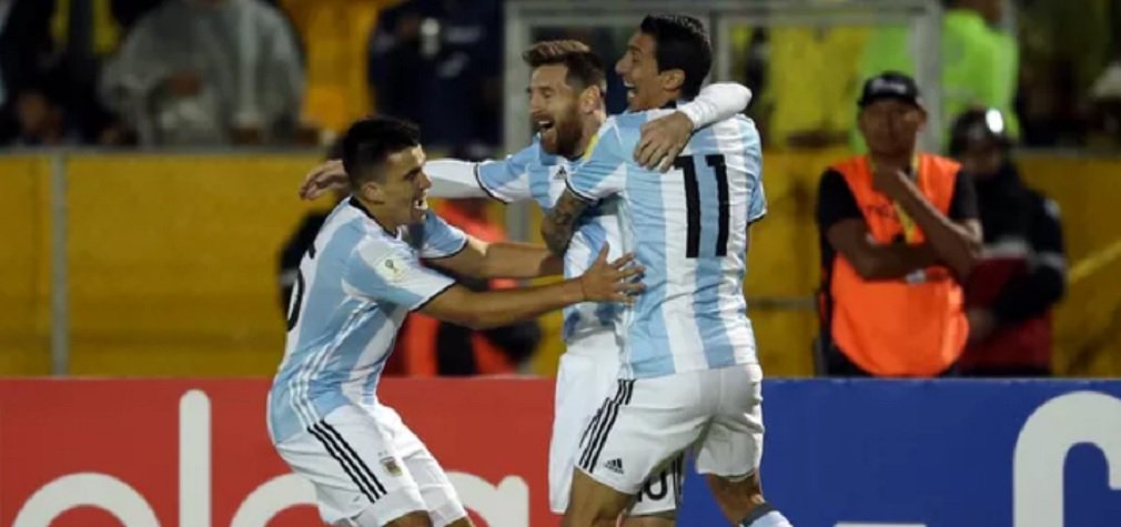 Pressionada, a Argentina entrou em campo contra o Equador, em Quito, precisando de uma vitória convincente para garantir a vaga na Copa da Rússia e retoma a confiança; o craque Messi assegurou o feito; ele fez os três gols da Argentina, que venceu de virada por 3 a 1 e se classificou direto para o Mundial (Foto: José Barbacena) Pressionada, a Argentina entrou em campo contra o Equador, em Quito, precisando de uma vitória convincente para garantir a vaga na Copa da Rússia e retoma a confiança; o craque Messi assegurou o feito; ele fez os três gols da Argentina, que venceu de virada por 3 a 1 e se classificou direto para o Mundial