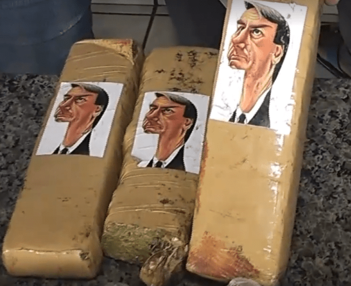 Dois homens foram presos com tabletes e invólucros da droga com a caricatura do deputado na cidade de Sarandi, no Paraná; “Bolsonaro vai dar um jeito no Brasil”, afirmou um deles; os traficantes também guardavam armas e uma balança de precisão em casa e foram detidos pela Polícia Civil (Foto: Charles Nisz) Dois homens foram presos com tabletes e invólucros da droga com a caricatura do deputado na cidade de Sarandi, no Paraná; “Bolsonaro vai dar um jeito no Brasil”, afirmou um deles; os traficantes também guardavam armas e uma balança de precisão em casa e foram detidos pela Polícia Civil