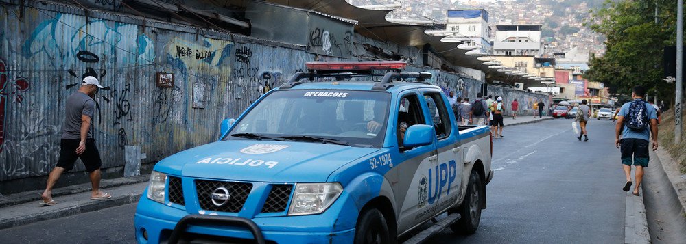 Apesar da presença de militares e da intervenção por tempo indeterminado, os tiroteios recomeçaram neste sábado na favela da Rocinha, no Rio de Janeiro, que vive um clima de guerra desde o último fim de semana; os confrontos foram registrados de madrugada, pela manhã e à tarde assustando moradores do bairro de São Conrado; o comércio na comunidade está funcionando parcialmente e unidades de saúde estão fechadas (Foto: Leonardo Lucena) Apesar da presença de militares e da intervenção por tempo indeterminado, os tiroteios recomeçaram neste sábado na favela da Rocinha, no Rio de Janeiro, que vive um clima de guerra desde o último fim de semana; os confrontos foram registrados de madrugada, pela manhã e à tarde assustando moradores do bairro de São Conrado; o comércio na comunidade está funcionando parcialmente e unidades de saúde estão fechadas