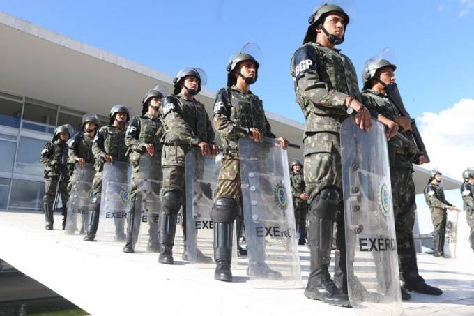 Se Temer tiver êxito de novo, o que parece provável diante do otimismo dos parlamentares governistas, a decisão da Câmara pode ser a gota d´água que falta para deflagrar a intervenção, considerada por muitos como a única alternativa para salvar o Brasil da destruição, já que a deterioração das instituições deixou o país à deriva (Foto: Ribamar Fonseca) Se Temer tiver êxito de novo, o que parece provável diante do otimismo dos parlamentares governistas, a decisão da Câmara pode ser a gota d´água que falta para deflagrar a intervenção, considerada por muitos como a única alternativa para salvar o Brasil da destruição, já que a deterioração das instituições deixou o país à deriva