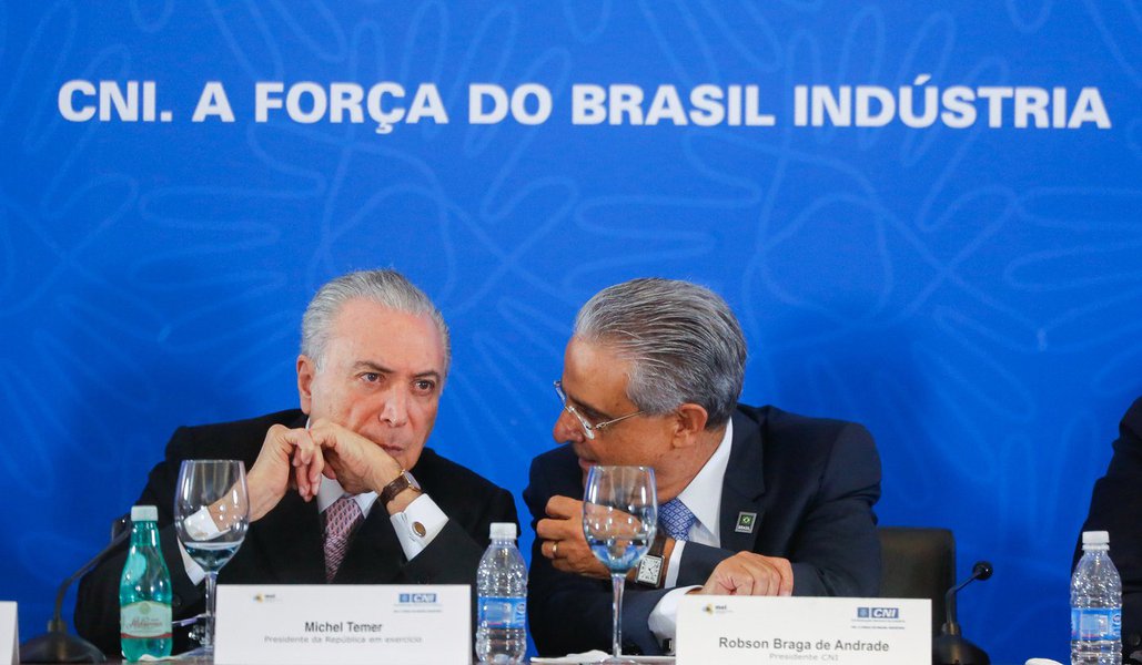 Desde que assumiu o governo após um golpe parlamentar há 16 meses, Michel Temer, acusado no STF de liderar uma organização criminosa, tem se dedicado atender os interesses das forças conservadoras que o colocaram no Palácio do Planalto; são na maioria propostas que visam a redução de direitos e garantias da população, defendidas pelas bancadas ruralista, evangélica, da bala e industriais; quando apoiou o golpe, a CNI enviou um documento com 36 "propostas para o Brasil sair da crise"; pelo monitoramento da entidade, 29 avançaram; já os ruralistas encaminharam 17 pontos prioritários, dos quais 13 foram atendidos (Foto: Aquiles Lins) Desde que assumiu o governo após um golpe parlamentar há 16 meses, Michel Temer, acusado no STF de liderar uma organização criminosa, tem se dedicado atender os interesses das forças conservadoras que o colocaram no Palácio do Planalto; são na maioria propostas que visam a redução de direitos e garantias da população, defendidas pelas bancadas ruralista, evangélica, da bala e industriais; quando apoiou o golpe, a CNI enviou um documento com 36 "propostas para o Brasil sair da crise"; pelo monitoramento da entidade, 29 avançaram; já os ruralistas encaminharam 17 pontos prioritários, dos quais 13 foram atendidos