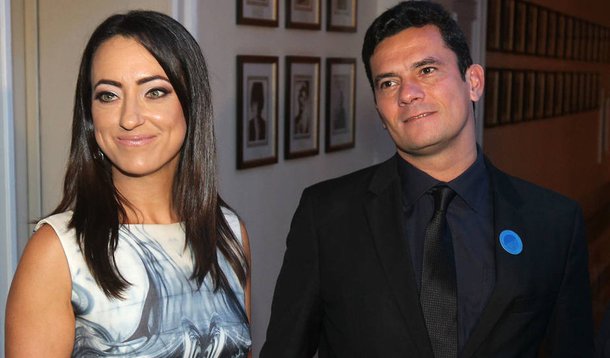 Advogada Rosângela Wolff Moro, mulher do juiz Sérgio Moro, está numa campanha para aprovar um projeto de lei que cria um "fundo de reserva" nas parcerias entre a administração pública e organizações da sociedade civil como as Apaes; procuradora da Fenapaes desde 2013, Rosângela defende causas da entidade em 33 dos 49 processos vinculados ao seu registro na OAB, na Justiça Federal do Paraná; por vezes, Rosângela conta com a ajuda de Moro para alavancar o trabalho nas Apaes; em postagem de 18 de setembro, a advogada afirma que o marido arrecada dinheiro para projeto da associação; "Na foto, com mamy de Moro, inauguração da instalação das placas fotovoltaicas na APAE @Maringá. Palestra de Moro arrecada $$ para esse projeto. Podem falar mal mas aqui ninguém rouba, aqui fazemos o bem!" (Foto: Aquiles Lins) Advogada Rosângela Wolff Moro, mulher do juiz Sérgio Moro, está numa campanha para aprovar um projeto de lei que cria um "fundo de reserva" nas parcerias entre a administração pública e organizações da sociedade civil como as Apaes; procuradora da Fenapaes desde 2013, Rosângela defende causas da entidade em 33 dos 49 processos vinculados ao seu registro na OAB, na Justiça Federal do Paraná; por vezes, Rosângela conta com a ajuda de Moro para alavancar o trabalho nas Apaes; em postagem de 18 de setembro, a advogada afirma que o marido arrecada dinheiro para projeto da associação; "Na foto, com mamy de Moro, inauguração da instalação das placas fotovoltaicas na APAE @Maringá. Palestra de Moro arrecada $$ para esse projeto. Podem falar mal mas aqui ninguém rouba, aqui fazemos o bem!"