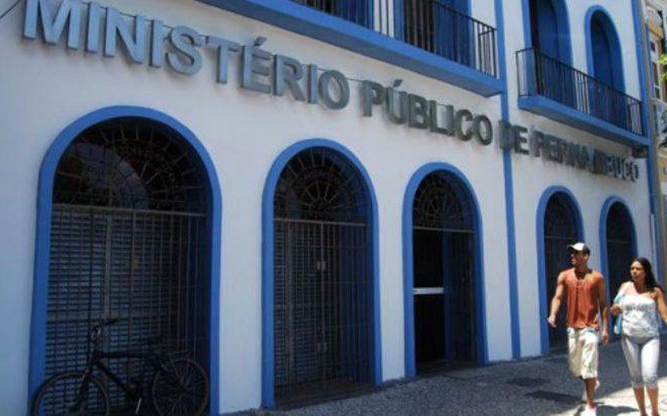 Ministério Público de Pernambuco se apressou e foi o primeiro a sugerir que os promotores do Estado adotem uma resolução do Conselho Nacional do Ministério Público (CNMP), datada de 8 de setembro, que prevê a criação de acordos com criminosos, evitando que eles sejam processados, desde que confessem o crime, que não haja uso de violência ou grave ameaça contra a vítima e que o dano seja inferior a R$ 20 mil; recomendação do MPPE já foi publicada no Diário Oficial do Estado (Foto: Paulo Emílio) Ministério Público de Pernambuco se apressou e foi o primeiro a sugerir que os promotores do Estado adotem uma resolução do Conselho Nacional do Ministério Público (CNMP), datada de 8 de setembro, que prevê a criação de acordos com criminosos, evitando que eles sejam processados, desde que confessem o crime, que não haja uso de violência ou grave ameaça contra a vítima e que o dano seja inferior a R$ 20 mil; recomendação do MPPE já foi publicada no Diário Oficial do Estado