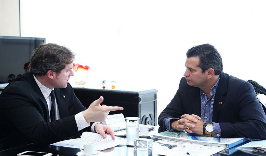 Os ministros alagoanos no governo Michel Temer (PMDB), os deputados federais Marx Beltrão (PMDB), do Turismo, e Maurício Quintella (PR), dos Transportes, foram exonerados para garantir votos na segunda denúncia feita contra o presidente pela Procuradoria Geral da República (PGR); Temer foi denunciado pelos crimes de organização criminosa e obstrução de Justiça, e os ministros Eliseu Padilha (Casa Civil) e Moreira Franco (Secretaria-Geral), por organização criminosa (Foto: Voney Malta) Os ministros alagoanos no governo Michel Temer (PMDB), os deputados federais Marx Beltrão (PMDB), do Turismo, e Maurício Quintella (PR), dos Transportes, foram exonerados para garantir votos na segunda denúncia feita contra o presidente pela Procuradoria Geral da República (PGR); Temer foi denunciado pelos crimes de organização criminosa e obstrução de Justiça, e os ministros Eliseu Padilha (Casa Civil) e Moreira Franco (Secretaria-Geral), por organização criminosa