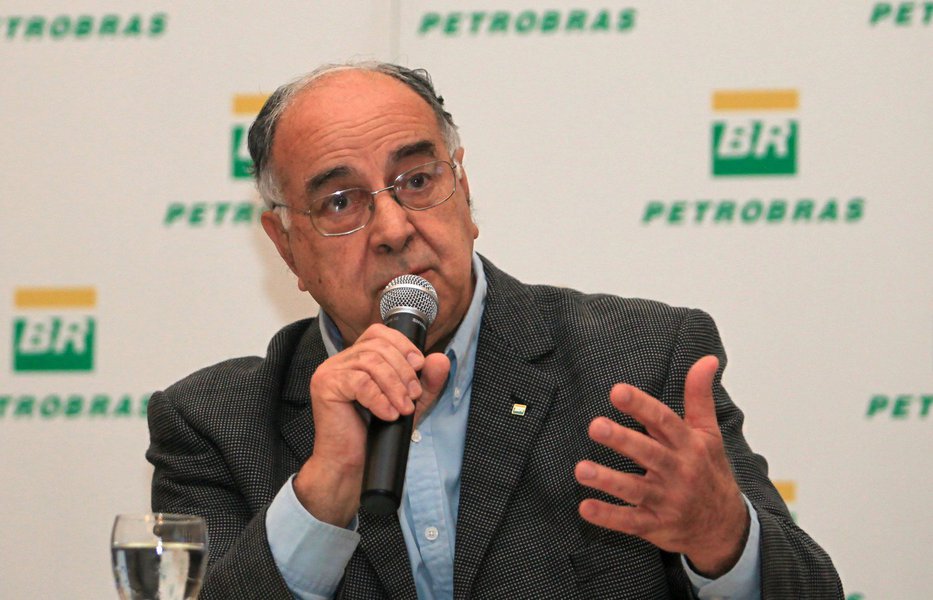 Responsável pelos trabalhos que levaram a descoberta do pré-sal pela Petrobras, o geólogo Guilherme Estrella deu uma serie de entrevistas ao 247 em julho de 2016; nos depoimentos, Estrella lembrou a postura "impecável" do governo Lula para enfrentar a política de esvaziamento da Petrobras que marcou o governo Fernando Henrique Cardoso; também diz que "petróleo não é mercado, é futuro" e, numa advertência para a tragédia que se armava contra o país, disse: "não há lugar para bonzinhos no pre-sal"; vale ler e refletir sobre os depoimentos (Foto: Paulo Moreira Leite) Responsável pelos trabalhos que levaram a descoberta do pré-sal pela Petrobras, o geólogo Guilherme Estrella deu uma serie de entrevistas ao 247 em julho de 2016; nos depoimentos, Estrella lembrou a postura "impecável" do governo Lula para enfrentar a política de esvaziamento da Petrobras que marcou o governo Fernando Henrique Cardoso; também diz que "petróleo não é mercado, é futuro" e, numa advertência para a tragédia que se armava contra o país, disse: "não há lugar para bonzinhos no pre-sal"; vale ler e refletir sobre os depoimentos