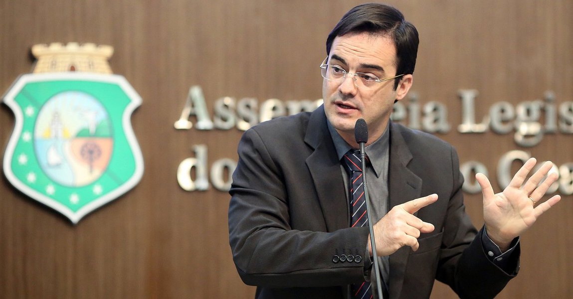"Infelizmente coerência na política é coisa rara de se ver", declarou o deputado estadual Capitão Wagner (PR), sobre a reaproximação entre o governador Camilo Santana (PT) e o senador Eunício Oliveira (PMDB). "Enquanto as pessoas muitas vezes brigam defendendo partidos, a gente vê que no teto dessas siglas acontecem muitas incoerências e o povo acaba deixado de lado", completou Wagner, em vídeo publicado no Facebook nesta sexta-feira (17) (Foto: Rodrigo Rocha) "Infelizmente coerência na política é coisa rara de se ver", declarou o deputado estadual Capitão Wagner (PR), sobre a reaproximação entre o governador Camilo Santana (PT) e o senador Eunício Oliveira (PMDB). "Enquanto as pessoas muitas vezes brigam defendendo partidos, a gente vê que no teto dessas siglas acontecem muitas incoerências e o povo acaba deixado de lado", completou Wagner, em vídeo publicado no Facebook nesta sexta-feira (17)