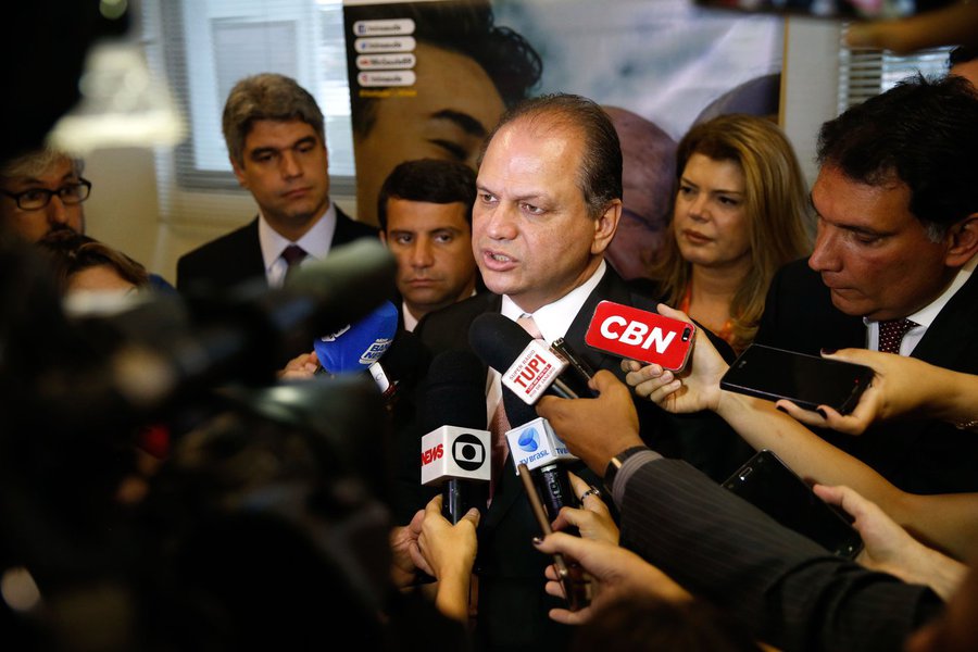 A nova central de regulação dos serviços oferecidos pelo SUS no Rio deve começar a funcionar entre 11 e 18 de dezembro, disse o ministro da Saúde, Ricardo Barros; reunirá em uma mesma fila todos os atendimentos, exames e cirurgias das unidades federais, estaduais e municipais de saúde; Barros anunciou que os hospitais federais do Rio receberão - a partir de dezembro - gestores e consultores do Hospital Sírio-Libanês, que participarão da reestruturação da rede (Foto: Leonardo Lucena) A nova central de regulação dos serviços oferecidos pelo SUS no Rio deve começar a funcionar entre 11 e 18 de dezembro, disse o ministro da Saúde, Ricardo Barros; reunirá em uma mesma fila todos os atendimentos, exames e cirurgias das unidades federais, estaduais e municipais de saúde; Barros anunciou que os hospitais federais do Rio receberão - a partir de dezembro - gestores e consultores do Hospital Sírio-Libanês, que participarão da reestruturação da rede