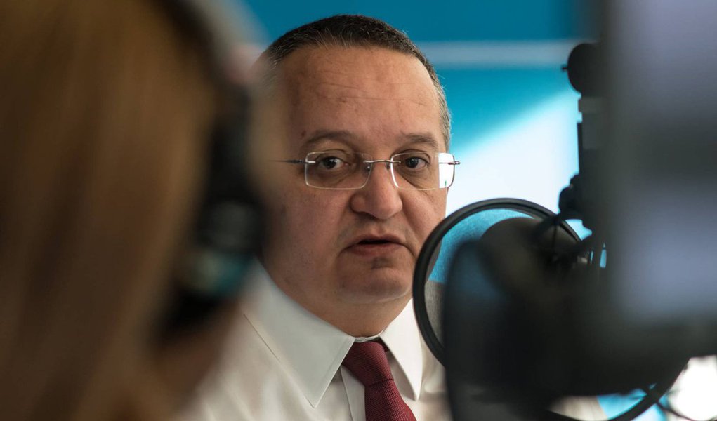 Jornal El País destaca investigação sobre o escândalo das interceptações clandestinas que atingem em cheio a gestão do governador Pedro Taques (PSDB); estimativa é que entre janeiro de 2014 e setembro deste ano cerca de 70 mil interceptações telefônicas de adversários políticos, jornalistas e até mesmo do vice-governador, Carlos Fávaro (PP), estejam sob suspeita; "A narrativa em torno dos grampos clandestinos investigados nos últimos seis meses é típica de uma trama cinematográfica. Envolve dinheiro, poder e sexo", diz a matéria (Foto: Paulo Emílio) Jornal El País destaca investigação sobre o escândalo das interceptações clandestinas que atingem em cheio a gestão do governador Pedro Taques (PSDB); estimativa é que entre janeiro de 2014 e setembro deste ano cerca de 70 mil interceptações telefônicas de adversários políticos, jornalistas e até mesmo do vice-governador, Carlos Fávaro (PP), estejam sob suspeita; "A narrativa em torno dos grampos clandestinos investigados nos últimos seis meses é típica de uma trama cinematográfica. Envolve dinheiro, poder e sexo", diz a matéria