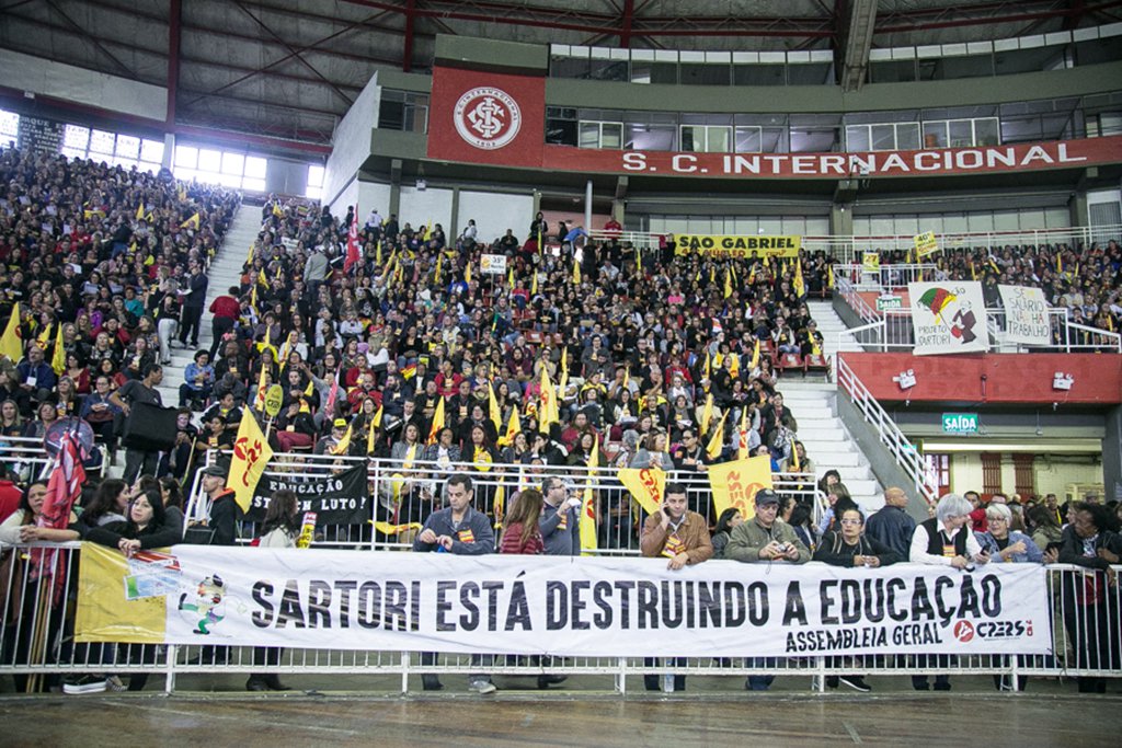 Milhares de professores da rede estadual lotaram o ginásio Gigantinho, em Porto Alegre, decidiram, por ampla maioria, continuar a greve deflagrada no último dia 5 de setembro; o secretário de Educação, Ronald Krummenauer, e o chefe da Casa Civil, Fábio Branco, haviam se reunido com o comando de greve do Cpers pedindo o fim da mobilização, porém sem apresentar novas propostas que não fossem os já anunciados pagamento, em primeiro lugar, dos menores salários e indenização àqueles que tiveram seus salários parcelados pelo índice da poupança – enquanto o próprio Cpers já ganhou ação coletiva na Justiça que obriga o governo a ressarcir os prejuízos com juros e correção monetária (Foto: Leonardo Lucena) Milhares de professores da rede estadual lotaram o ginásio Gigantinho, em Porto Alegre, decidiram, por ampla maioria, continuar a greve deflagrada no último dia 5 de setembro; o secretário de Educação, Ronald Krummenauer, e o chefe da Casa Civil, Fábio Branco, haviam se reunido com o comando de greve do Cpers pedindo o fim da mobilização, porém sem apresentar novas propostas que não fossem os já anunciados pagamento, em primeiro lugar, dos menores salários e indenização àqueles que tiveram seus salários parcelados pelo índice da poupança – enquanto o próprio Cpers já ganhou ação coletiva na Justiça que obriga o governo a ressarcir os prejuízos com juros e correção monetária