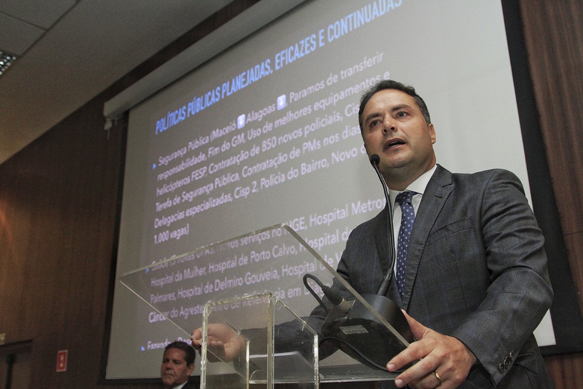 O governador Renan Filho confirmou o acordo selado com o PDT para reforço à base política do PMDB em Alagoas visando o pleito de 2018; conversas ocorreram diretamente com o deputado federal Ronaldo Lessa (PDT-AL); "O ex-governador Ronaldo Lessa é uma grande referência da política do Estado, tem trabalho reconhecido no Brasil e fico muito feliz com o PDT vindo reforçar o governo e demonstrando a força que tem em Brasília, já que o Ronaldo é líder da bancada federal alagoana", disse o governador (Foto: Voney Malta) O governador Renan Filho confirmou o acordo selado com o PDT para reforço à base política do PMDB em Alagoas visando o pleito de 2018; conversas ocorreram diretamente com o deputado federal Ronaldo Lessa (PDT-AL); "O ex-governador Ronaldo Lessa é uma grande referência da política do Estado, tem trabalho reconhecido no Brasil e fico muito feliz com o PDT vindo reforçar o governo e demonstrando a força que tem em Brasília, já que o Ronaldo é líder da bancada federal alagoana", disse o governador
