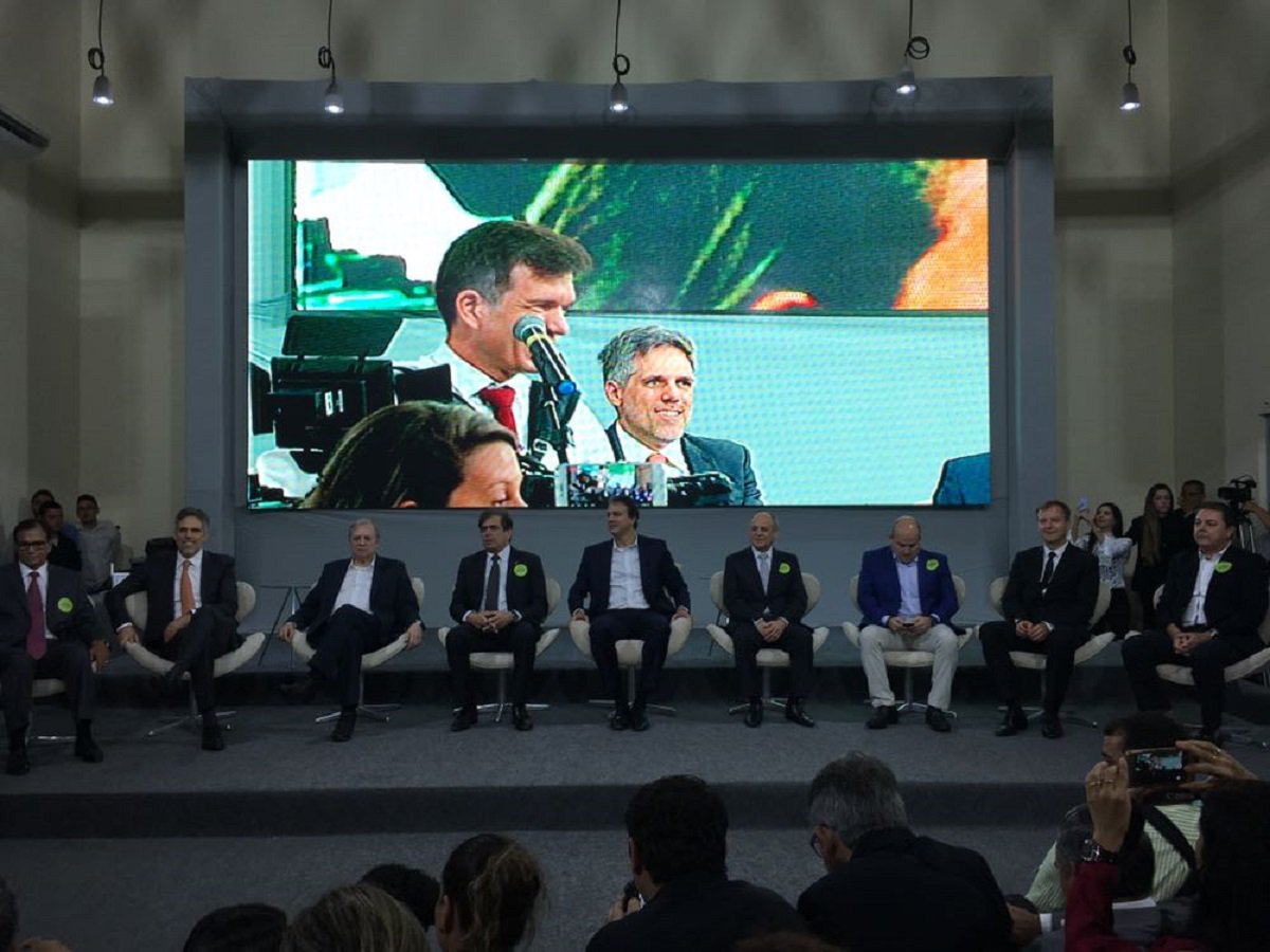 O governador Camilo Santana e o prefeito de Fortaleza Roberto Cláudio, juntamente com os executivos da Air France e GOL Linhas Aéreas, apresentam, nesta segunda-feira (30), os detalhes da operação do HUB que vai ligar, por meio de voos diretos, a capital cearense a Paris e Amsterdã. O novo HUB irá conectar o Ceará com mais de mil destinos, com um total de 26 voos a mais. Em sua página no facebook o governador classificou como um momento histórico. "Estamos vivendo um momento histórico com o lançamento oficial do HUB da Air France-KLM e Gol em Fortaleza. Com essa conquista, o Ceará estará cada vez mais conectado com o mundo"
(Foto: Fatima 247) O governador Camilo Santana e o prefeito de Fortaleza Roberto Cláudio, juntamente com os executivos da Air France e GOL Linhas Aéreas, apresentam, nesta segunda-feira (30), os detalhes da operação do HUB que vai ligar, por meio de voos diretos, a capital cearense a Paris e Amsterdã. O novo HUB irá conectar o Ceará com mais de mil destinos, com um total de 26 voos a mais. Em sua página no facebook o governador classificou como um momento histórico. "Estamos vivendo um momento histórico com o lançamento oficial do HUB da Air France-KLM e Gol em Fortaleza. Com essa conquista, o Ceará estará cada vez mais conectado com o mundo"