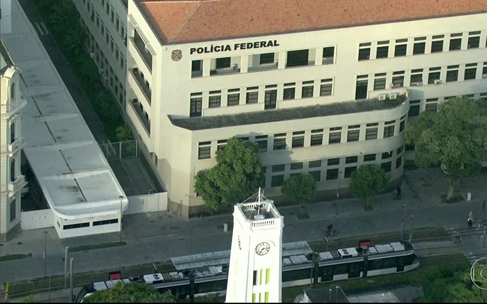 Polícia Federal (PF) cumpre 21 mandados de prisão temporária na região metropolitana do Rio de Janeiro, contra suspeitos de desvio de recursos públicos destinados à merenda escolar no estado; grupo é suspeito de criar um cartel criminoso de empresas do ramo alimentício e de prestação de serviços, para desviar os recursos públicos; esquema funcionava em municípios como o Rio de Janeiro, Niterói e Duque de Caxias (Foto: Paulo Emílio) Polícia Federal (PF) cumpre 21 mandados de prisão temporária na região metropolitana do Rio de Janeiro, contra suspeitos de desvio de recursos públicos destinados à merenda escolar no estado; grupo é suspeito de criar um cartel criminoso de empresas do ramo alimentício e de prestação de serviços, para desviar os recursos públicos; esquema funcionava em municípios como o Rio de Janeiro, Niterói e Duque de Caxias