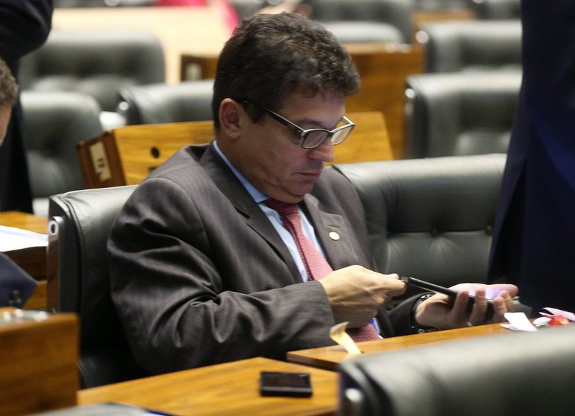 Após uma discussão sobre a performance envolvendo um homem nu no Museu de Arte Moderna, em São Paulo, deputados quase se agrediram no plenário na Câmara nesta terça-feira (3); a confusão começou após o deputado João Rodrigues (PSD-SC) fazer um discurso inflamado contra a performance, afirmando que quem defendia aquele ato era “tarado” e merecia levar “porrada”; sem citar o parlamentar catarinense, Edmilson Rodrigues (PSOL-PA) afirmou que falta de moral era o fato de alguns deputados verem filme pornográfico dentro do plenário: o catarinense foi flagrado assistindo a um vídeo com conteúdo explícito em 2015 durante uma sessão de plenário
(Foto: Charles Nisz) Após uma discussão sobre a performance envolvendo um homem nu no Museu de Arte Moderna, em São Paulo, deputados quase se agrediram no plenário na Câmara nesta terça-feira (3); a confusão começou após o deputado João Rodrigues (PSD-SC) fazer um discurso inflamado contra a performance, afirmando que quem defendia aquele ato era “tarado” e merecia levar “porrada”; sem citar o parlamentar catarinense, Edmilson Rodrigues (PSOL-PA) afirmou que falta de moral era o fato de alguns deputados verem filme pornográfico dentro do plenário: o catarinense foi flagrado assistindo a um vídeo com conteúdo explícito em 2015 durante uma sessão de plenário