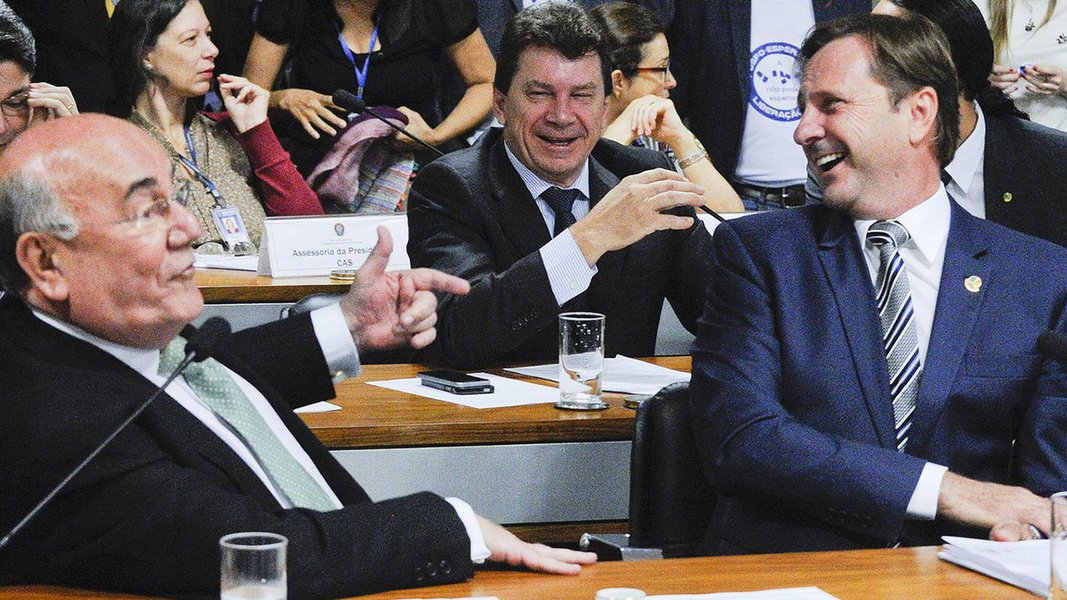 A convulsão entre o Supremo Tribunal Federal e o Senado provocada pela determinação do afastamento do senador Aécio Neves (PSDB), com recolhimento noturno, deveria ser a principal preocupação dos senadores Acir Gurgacz (PDT) e Ivo Cassol (PP) neste momento (Foto: Luciana Oliveira) A convulsão entre o Supremo Tribunal Federal e o Senado provocada pela determinação do afastamento do senador Aécio Neves (PSDB), com recolhimento noturno, deveria ser a principal preocupação dos senadores Acir Gurgacz (PDT) e Ivo Cassol (PP) neste momento