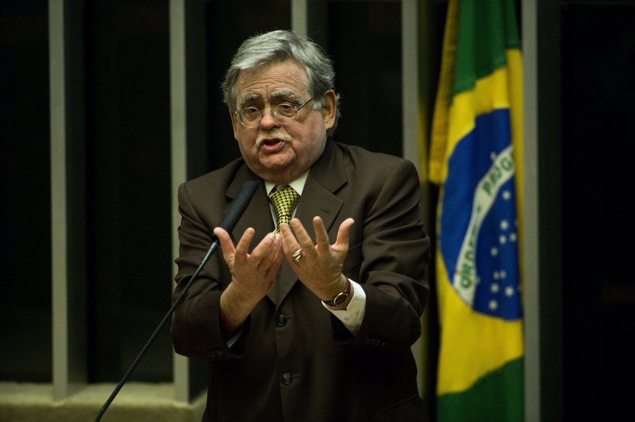 "Maria Cristina Fernandes, em seu comentário na CBN, coloca um elefante atrás da orelha, de tão desconfiada que ficou desta súbita decisão do advogado de Temer de sair de sua defesa, alegando impedimento ético por ter sido, tempos atrás, advogado de Lúcio Funaro, que acusa o ocupante do Planalto de receber propina em diversas ocasiões", diz o jornalista Fernando Brito; o editor do Tijolaço lembra que Fernandes pergunta por que, se a delação de Funaro foi fechada há um mês – e vinha sendo negociada muito antes disso – só agora Antonio Cláudio Mariz de Oliveira descobriu o conflito ético de advogar para o acusado tendo sido advogado do acusador? (Foto: Aquiles Lins) "Maria Cristina Fernandes, em seu comentário na CBN, coloca um elefante atrás da orelha, de tão desconfiada que ficou desta súbita decisão do advogado de Temer de sair de sua defesa, alegando impedimento ético por ter sido, tempos atrás, advogado de Lúcio Funaro, que acusa o ocupante do Planalto de receber propina em diversas ocasiões", diz o jornalista Fernando Brito; o editor do Tijolaço lembra que Fernandes pergunta por que, se a delação de Funaro foi fechada há um mês – e vinha sendo negociada muito antes disso – só agora Antonio Cláudio Mariz de Oliveira descobriu o conflito ético de advogar para o acusado tendo sido advogado do acusador?