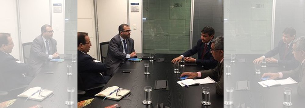 Em Brasília, o governador Wellington Dias se reuniu em audiência, com o vice-presidente de Habitação da Caixa Econômica Federal, Nelson Antônio de Sousa; o chefe do executivo estadual concluiu mais uma importante agenda na qual foi firmada resolução relacionada ao contrato de crédito de R$ 300 milhões já pactuados com a Caixa; a redução nas taxas de juros cobrados pela Caixa solicitada pelo Governo do Piauí em alusão ao limite estabelecido recentemente pelo Tesouro Nacional não foi aprovada pelo banco público (Foto: Leonardo Lucena) Em Brasília, o governador Wellington Dias se reuniu em audiência, com o vice-presidente de Habitação da Caixa Econômica Federal, Nelson Antônio de Sousa; o chefe do executivo estadual concluiu mais uma importante agenda na qual foi firmada resolução relacionada ao contrato de crédito de R$ 300 milhões já pactuados com a Caixa; a redução nas taxas de juros cobrados pela Caixa solicitada pelo Governo do Piauí em alusão ao limite estabelecido recentemente pelo Tesouro Nacional não foi aprovada pelo banco público