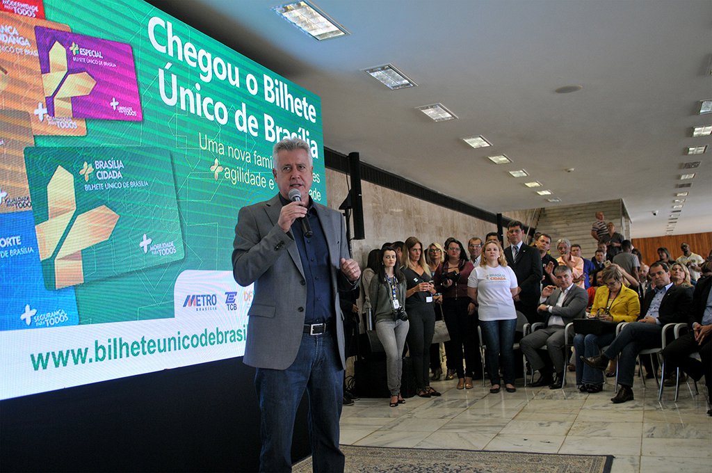 O governador Rodrigo Rollemberg e pelo secretário de Mobilidade, Fábio Damasceno, lançaram o Bilhete Único e a recarga on-line de créditos para abastecer cartões do transporte público. a compra pela internet estará disponível a partir de segunda-feira (25); como parte das celebrações do Dia Mundial sem Carro; o abdicar do cartão, muitos usuários também não aproveitam os benefícios da integração. Com o bilhete, pode-se pegar até três trajetos de diferentes preços, e será cobrada a quantia máxima de R$ 5 (Foto: Leonardo Lucena) O governador Rodrigo Rollemberg e pelo secretário de Mobilidade, Fábio Damasceno, lançaram o Bilhete Único e a recarga on-line de créditos para abastecer cartões do transporte público. a compra pela internet estará disponível a partir de segunda-feira (25); como parte das celebrações do Dia Mundial sem Carro; o abdicar do cartão, muitos usuários também não aproveitam os benefícios da integração. Com o bilhete, pode-se pegar até três trajetos de diferentes preços, e será cobrada a quantia máxima de R$ 5