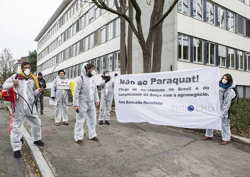 Parlamentares brasileiros integrantes da bancada ruralista viajaram à Suíça com apoio da transnacional Syngenta, uma das maiores produtoras de agrotóxicos; a visita ao país ocorreu após a Agência Nacional da Vigilância Sanitária proibir o uso e comercialização do paraquate, agrotóxico banido em diversos países; um documento obtido com exclusividade pelo Brasil de Fato, aponta que a viagem foi bancada pela Câmara de Comércio Suíço-Brasileira, com apoio da Syngenta e da própria Confederação Suíça; integram a comitiva os deputados Ana Amélia (PP-RS); Antônio Goulart (PSD-SP); Covatti Filho (PP-RS); Julio Delgado (PSB-MG); Sergio Souza (PMDB-PR); e Valdir Colatto (PMDB-SC) (Foto: Romulo Faro) Parlamentares brasileiros integrantes da bancada ruralista viajaram à Suíça com apoio da transnacional Syngenta, uma das maiores produtoras de agrotóxicos; a visita ao país ocorreu após a Agência Nacional da Vigilância Sanitária proibir o uso e comercialização do paraquate, agrotóxico banido em diversos países; um documento obtido com exclusividade pelo Brasil de Fato, aponta que a viagem foi bancada pela Câmara de Comércio Suíço-Brasileira, com apoio da Syngenta e da própria Confederação Suíça; integram a comitiva os deputados Ana Amélia (PP-RS); Antônio Goulart (PSD-SP); Covatti Filho (PP-RS); Julio Delgado (PSB-MG); Sergio Souza (PMDB-PR); e Valdir Colatto (PMDB-SC)