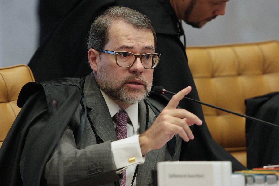 O ministro Dias Toffoli, do Supremo Tribunal Federal, afirmou nesta sexta-feira, 24, que foi uma "coincidência" o fato dele ter se encontrado com Michel Temer na mesma semana em que o STF voltou a discutir a limitação do foro privilegiado, julgamento interrompido porque Toffoli pediu vistas; "Jamais. Foi uma coincidência o encontro, pode-se até fazer esta ilação, entendo. Mas eu não concluo jamais porque o tema não foi tratado", afirmou Toffoli à jornalista Andreia Sadi; ministro disse que não deverá devolver o processo ainda neste ano (Foto: Aquiles Lins) O ministro Dias Toffoli, do Supremo Tribunal Federal, afirmou nesta sexta-feira, 24, que foi uma "coincidência" o fato dele ter se encontrado com Michel Temer na mesma semana em que o STF voltou a discutir a limitação do foro privilegiado, julgamento interrompido porque Toffoli pediu vistas; "Jamais. Foi uma coincidência o encontro, pode-se até fazer esta ilação, entendo. Mas eu não concluo jamais porque o tema não foi tratado", afirmou Toffoli à jornalista Andreia Sadi; ministro disse que não deverá devolver o processo ainda neste ano