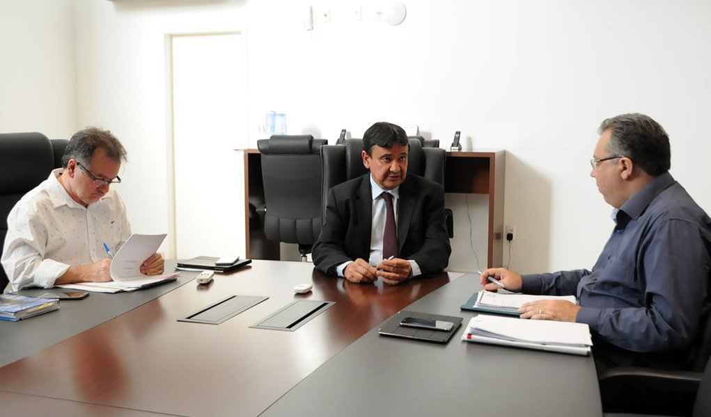 Para reduzir as filas de pacientes à espera de procedimentos sem caráter de urgência e emergência, o governador Wellington Dias participou de mais uma etapa do planejamento do Mutirão de Cirurgias Eletivas, que contemplará os 11 macroterritórios de saúde do estado; “É uma parceria com profissionais de saúde visando reduzir uma fila que se formou ao longo dos anos. Por meio desses mutirões, pessoas que esperavam 40 dias por um procedimento cirúrgico passam a esperar 10 dias, uma semana, bem menos que o convencional” ressaltou o governador (Foto: Voney Malta) Para reduzir as filas de pacientes à espera de procedimentos sem caráter de urgência e emergência, o governador Wellington Dias participou de mais uma etapa do planejamento do Mutirão de Cirurgias Eletivas, que contemplará os 11 macroterritórios de saúde do estado; “É uma parceria com profissionais de saúde visando reduzir uma fila que se formou ao longo dos anos. Por meio desses mutirões, pessoas que esperavam 40 dias por um procedimento cirúrgico passam a esperar 10 dias, uma semana, bem menos que o convencional” ressaltou o governador