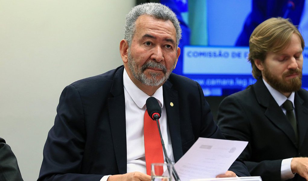 O deputado federal Paulão (PT-AL), presidente da Comissão de Direitos Humanos e Defesa das Minorias, encaminhou denúncia ao Ministério Público em benefício dos pacientes que sofrem de Esclerose Lateral Amiotrófica (ELA) em Alagoas e que estão com dificuldade em manter o tratamento da doença; denúncia foi feita tendo com base documentação recebida das famílias de pacientes alagoanos, após amplo debate do tema na comissão, considerando que a doença se espalha pelo País (Foto: Voney Malta) O deputado federal Paulão (PT-AL), presidente da Comissão de Direitos Humanos e Defesa das Minorias, encaminhou denúncia ao Ministério Público em benefício dos pacientes que sofrem de Esclerose Lateral Amiotrófica (ELA) em Alagoas e que estão com dificuldade em manter o tratamento da doença; denúncia foi feita tendo com base documentação recebida das famílias de pacientes alagoanos, após amplo debate do tema na comissão, considerando que a doença se espalha pelo País
