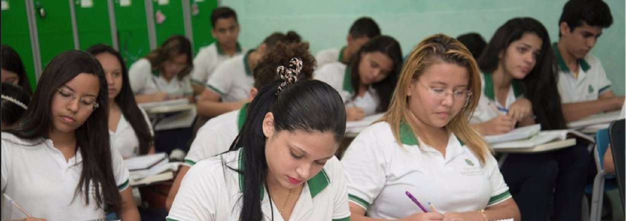 Os ex-alunos da rede pública estadual selecionados para o Avance – Programa Bolsa Universitário assinam o termo de compromisso para ter direito ao benefício nesta quinta-feira (19). O objetivo do Avance é melhorar as condições dos estudantes egressos da rede pública cearense na universidade, por meio de auxílio financeiro. Será concedida uma bolsa de R$ 937,00, durante seis meses no primeiro ano do Ensino Superior, aos alunos que concluíram o Ensino Médio na rede pública e estão matriculados em curso de graduação de instituições públicas ou privadas credenciadas pelo Ministério da Educação (Foto: Fatima 247) Os ex-alunos da rede pública estadual selecionados para o Avance – Programa Bolsa Universitário assinam o termo de compromisso para ter direito ao benefício nesta quinta-feira (19). O objetivo do Avance é melhorar as condições dos estudantes egressos da rede pública cearense na universidade, por meio de auxílio financeiro. Será concedida uma bolsa de R$ 937,00, durante seis meses no primeiro ano do Ensino Superior, aos alunos que concluíram o Ensino Médio na rede pública e estão matriculados em curso de graduação de instituições públicas ou privadas credenciadas pelo Ministério da Educação