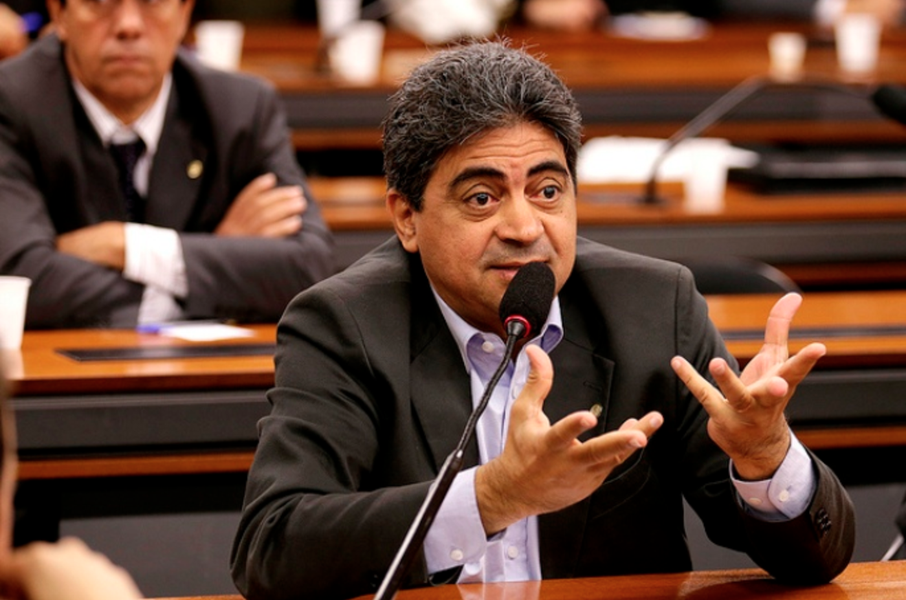 "Pode dar casamento político. Isso não é nenhum escândalo. As forças políticas às vezes racham, brigam, mas isso é normal", declarou o prefeito de Quixadá, Ilário Marques (PT), sobre uma possível aliança entre Camilo Santana (PT) e Eunício Oliveira (PMDB) para as eleições do próximo ano (Foto: Rodrigo Rocha) "Pode dar casamento político. Isso não é nenhum escândalo. As forças políticas às vezes racham, brigam, mas isso é normal", declarou o prefeito de Quixadá, Ilário Marques (PT), sobre uma possível aliança entre Camilo Santana (PT) e Eunício Oliveira (PMDB) para as eleições do próximo ano