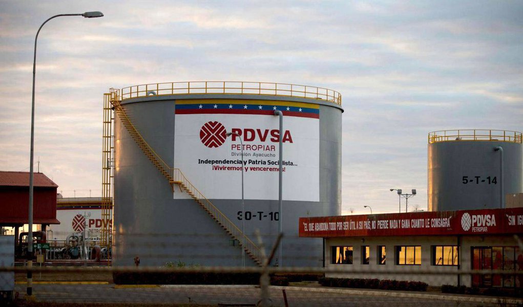 Autoridades da Venezuela anunciaram nesta terça-feira (21) a prisão do presidente interino da Citgo —a filial da petroleira PDVSA nos Estados Unidos— por suposta corrupção; prisão foi efetuada em Caracas. Além de José Pereira, também foram detidos cinco vice-presidentes da subsidiária da estatal venezuelana; "Eles agiram com total sigilo, sem sequer coordenar com as autoridades competentes", disse o procurador-geral venezuelano, Tarek William Saab. "Isso é corrupção, corrupção do mais podre calão" (Foto: Aquiles Lins) Autoridades da Venezuela anunciaram nesta terça-feira (21) a prisão do presidente interino da Citgo —a filial da petroleira PDVSA nos Estados Unidos— por suposta corrupção; prisão foi efetuada em Caracas. Além de José Pereira, também foram detidos cinco vice-presidentes da subsidiária da estatal venezuelana; "Eles agiram com total sigilo, sem sequer coordenar com as autoridades competentes", disse o procurador-geral venezuelano, Tarek William Saab. "Isso é corrupção, corrupção do mais podre calão"