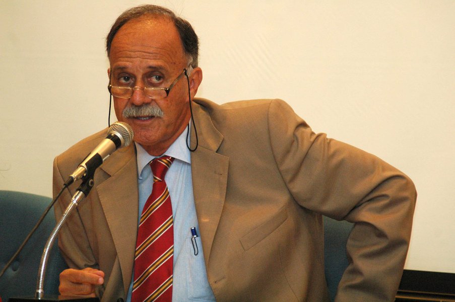 O PSOL decidiu pelo 'imediato' afastamento do deputado estadual Paulo Ramos do partido e iniciou, na comissão de ética do partido, seu processo de expulsão, após o parlamentar votar na tarde desta sexta-feira pela libertação dos três deputados do PMDB do Rio que foram presos nesta quinta; "O deputado Paulo Ramos, que já vinha se apresentando como desligado da bancada do PSOL, tomou hoje uma atitude inaceitável", diz a nota do PSOL (Foto: Romulo Faro) O PSOL decidiu pelo 'imediato' afastamento do deputado estadual Paulo Ramos do partido e iniciou, na comissão de ética do partido, seu processo de expulsão, após o parlamentar votar na tarde desta sexta-feira pela libertação dos três deputados do PMDB do Rio que foram presos nesta quinta; "O deputado Paulo Ramos, que já vinha se apresentando como desligado da bancada do PSOL, tomou hoje uma atitude inaceitável", diz a nota do PSOL
